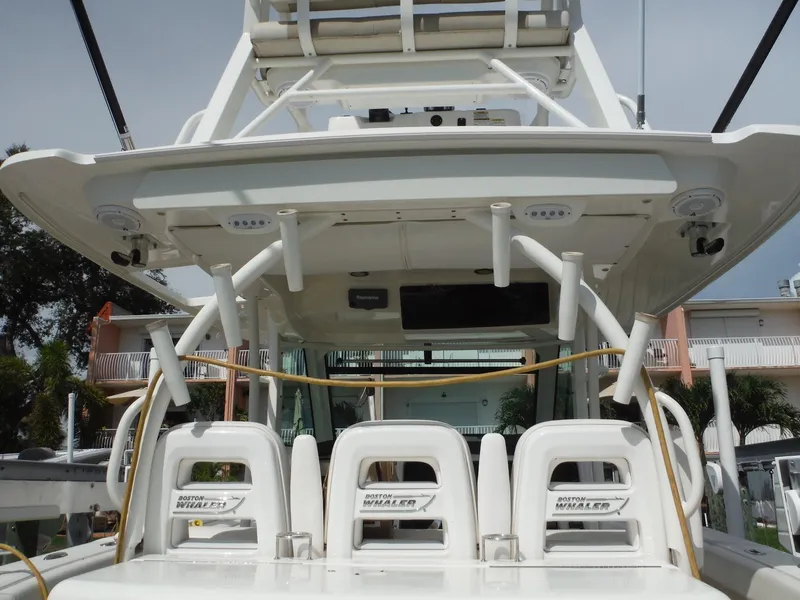 Slide: The Image of Das Bild zeigt das Heck eines Boston Whaler 370 Outrage von 2014 mit drei Sitzen. - 41