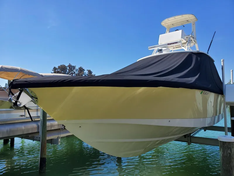 Slide: The Image of Ein Boston Whaler 370 Outrage von 2014 liegt im Wasser. Es hat eine gelbe Rumpffarbe und eine schwarze Abdeckung. - 3