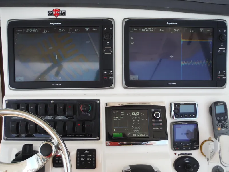Slide: The Image of Das Bild zeigt das Armaturenbrett eines Boston Whaler 370 Outrage mit mehreren Navigationsbildschirmen. - 35