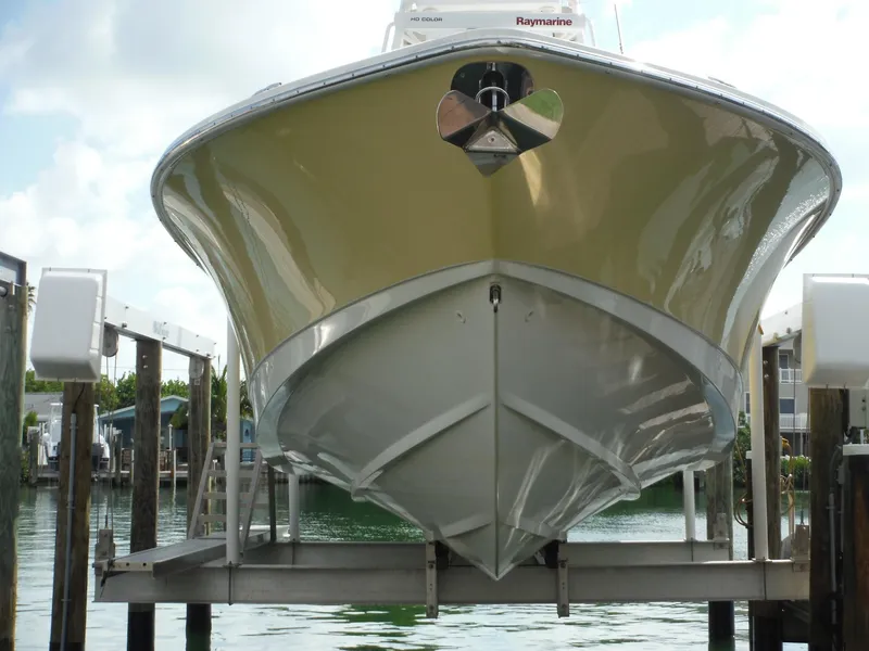 Slide: The Image of Ein Boston Whaler 370 Outrage von 2014 auf einem Bootslift, mit gelbem Rumpf und Raymarine-Ausrüstung. - 4