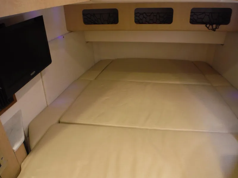 Slide: The Image of Innenraum der Boston Whaler 370 Outrage 2014 mit beigem Polsterbett und Fernseher. - 29