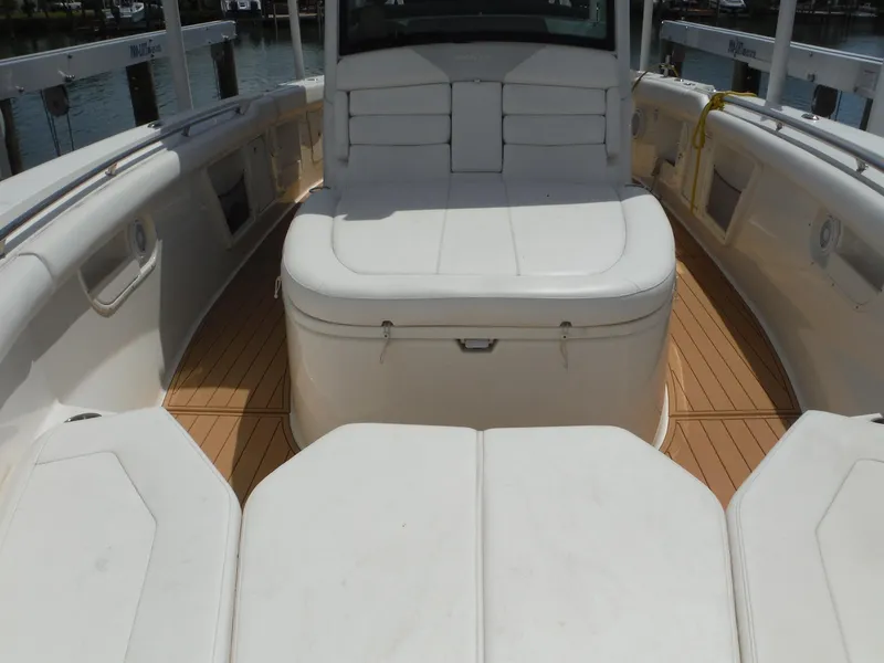 Slide: The Image of Das Bild zeigt das Cockpit eines Boston Whaler 370 Outrage von 2014 mit weißen Polstern. - 16