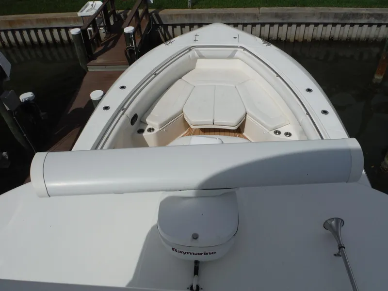 Slide: The Image of Vorderdeck eines Boston Whaler 370 Outrage mit Sitzbereich und Raymarine-Ausrüstung. - 48