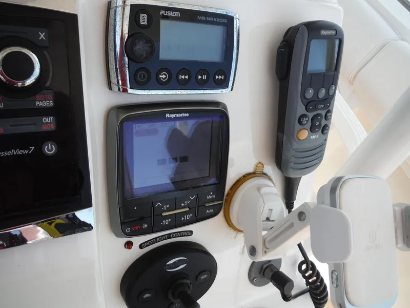 Slide: The Image of Elektronische Steuergeräte auf einem Boot, darunter ein Fusion-Audiosystem und Raymarine-Navigation. - 36