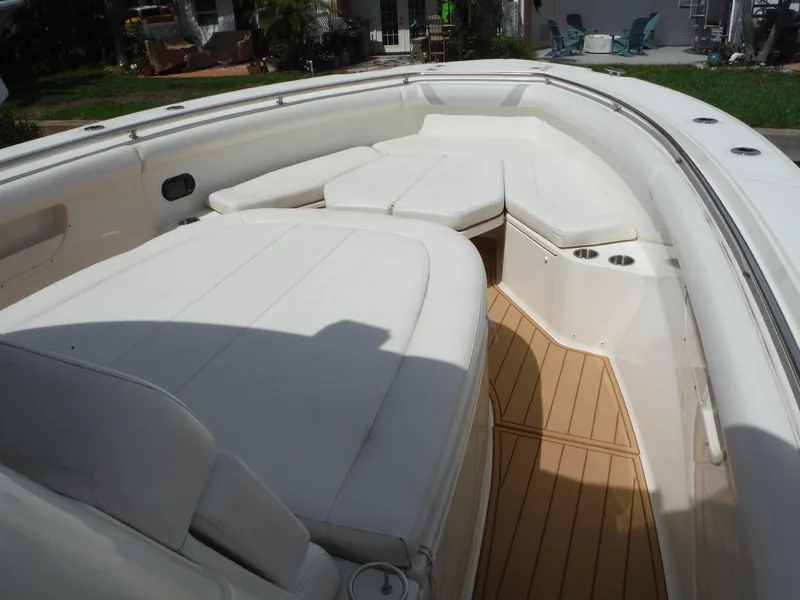 Slide: The Image of Die 2014 Boston Whaler 370 Outrage hat ein geräumiges, gepolstertes Vorderdeck mit weißen Sitzen. - 13