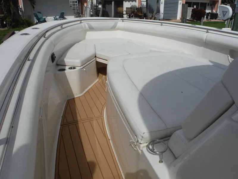 Slide: The Image of Das Bild zeigt den Bugbereich eines Boston Whaler 370 Outrage von 2014 mit weißen Polstern. - 44