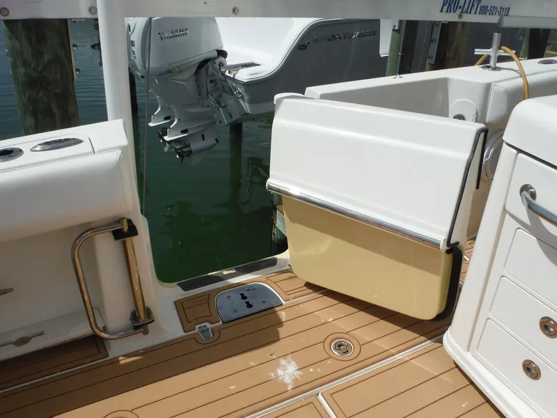 Slide: The Image of Die Boston Whaler 370 Outrage von 2014 zeigt eine geöffnete Tür zum Wasser hin. - 22