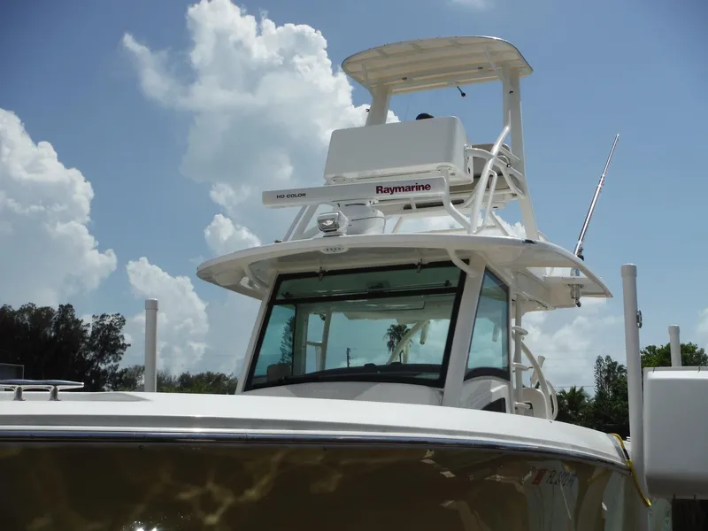 Slide: The Image of Boston Whaler 370 Outrage von 2014 mit geräumigem Steuerstand und moderner Elektronik. - 7