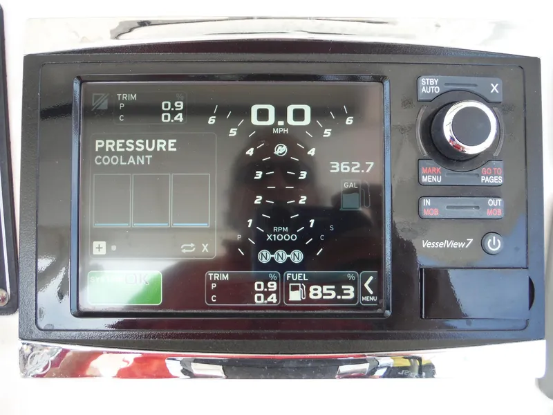 Slide: The Image of Ein digitales Display zeigt Bootsinformationen wie Geschwindigkeit, Kraftstoffstand und Motordaten an. - 38