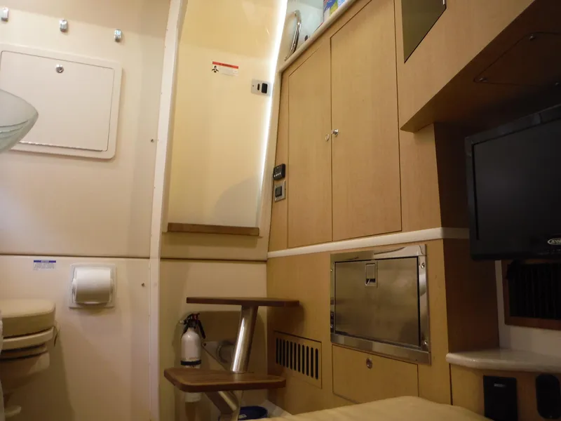 Slide: The Image of Innenraum einer 2014 Boston Whaler 370 Outrage mit Holzschränken und einem kleinen Tisch. - 28