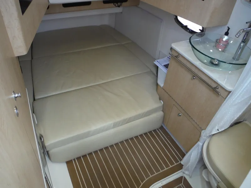 Slide: The Image of Innenraum einer Kabine mit einem beigen Bett, einem Waschbecken und Holzboden. - 31