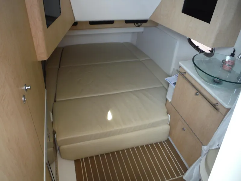 Slide: The Image of Innenraum der Boston Whaler 370 Outrage 2014 mit beigem Bett und Holzmöbeln. - 26