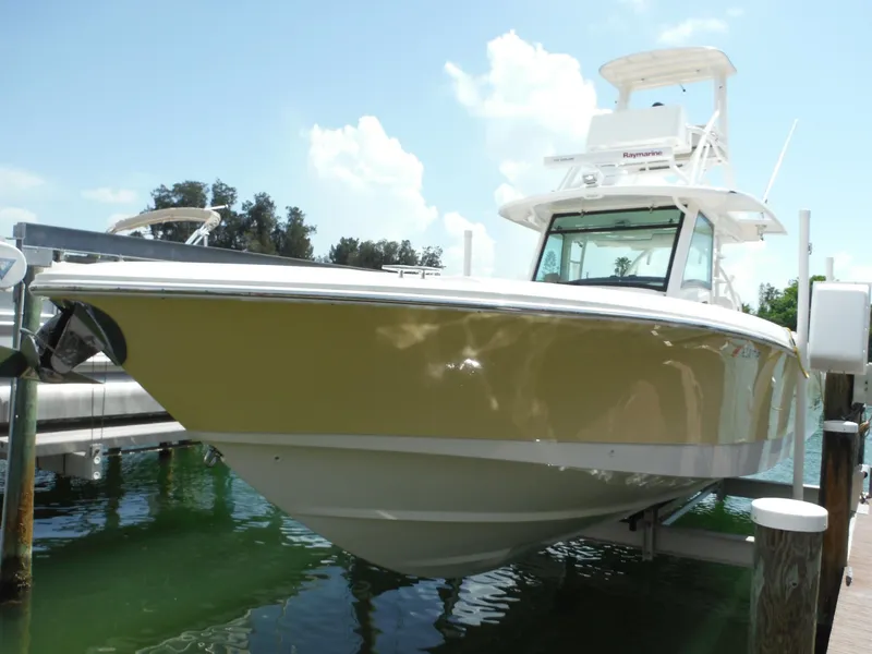 Slide: The Image of Ein Boston Whaler 370 Outrage von 2014 liegt im Wasser an einem Dock. - 6