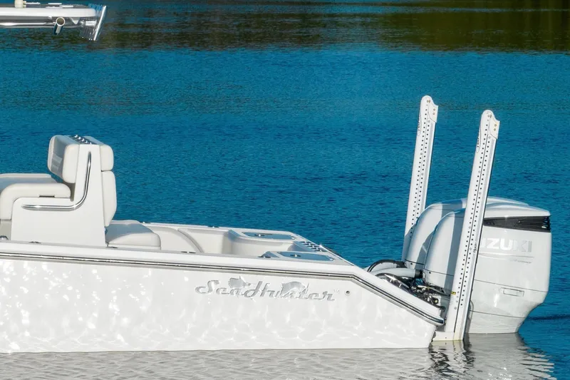 Slide: The Image of 2023 SeaHunter 28 Floridian boat with Suzuki engine on calm water. - 34