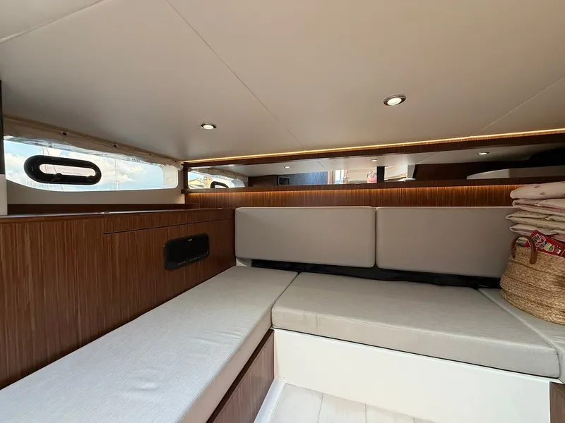 Slide: The Image of Sea Ray Sundancer 370 Outboard 2022 - 52