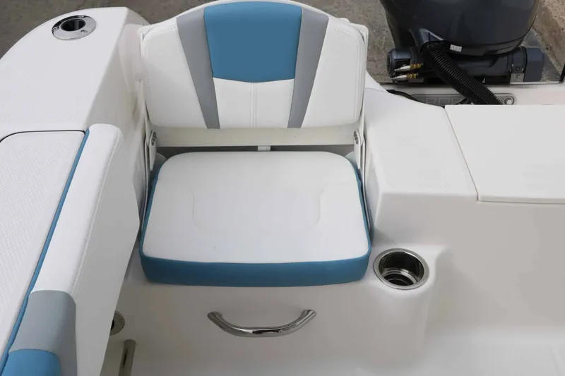 Slide: The Image of Robalo R200 Center Console 2027 - 58