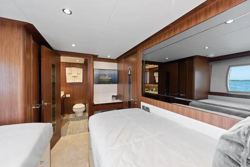 Slide: The Image of Die Kabine der Ocean Alexander 36L von 2021 zeigt ein elegantes Interieur mit Holzverkleidung und einem großen Spiegel. - 31