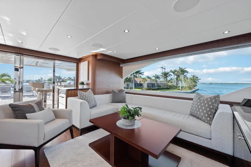 Slide: The Image of Luxuriöser Salon der Ocean Alexander 36L von 2021 mit eleganten Möbeln und Panoramablick auf das Wasser. - 17