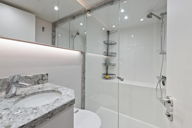 Slide: The Image of Modernes Badezimmer mit Glasdusche, Marmorwaschbecken und eleganter Beleuchtung. - 40