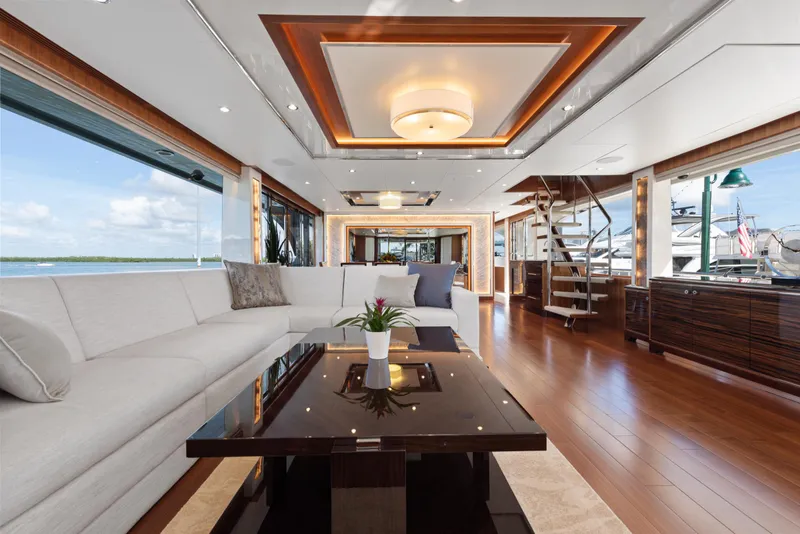 Slide: The Image of Luxuriöser Salon mit eleganten Holzböden, großen Fenstern und stilvollen Möbeln auf einer Yacht. - 18