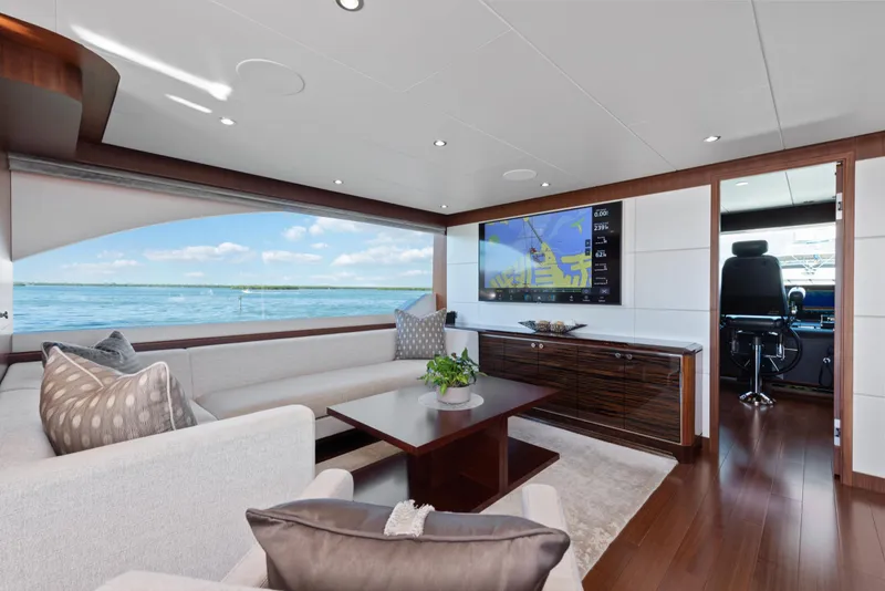 Slide: The Image of Luxuriöser Salon mit großen Fenstern, eleganten Möbeln und einem modernen Entertainment-System an Bord einer Yacht. - 16