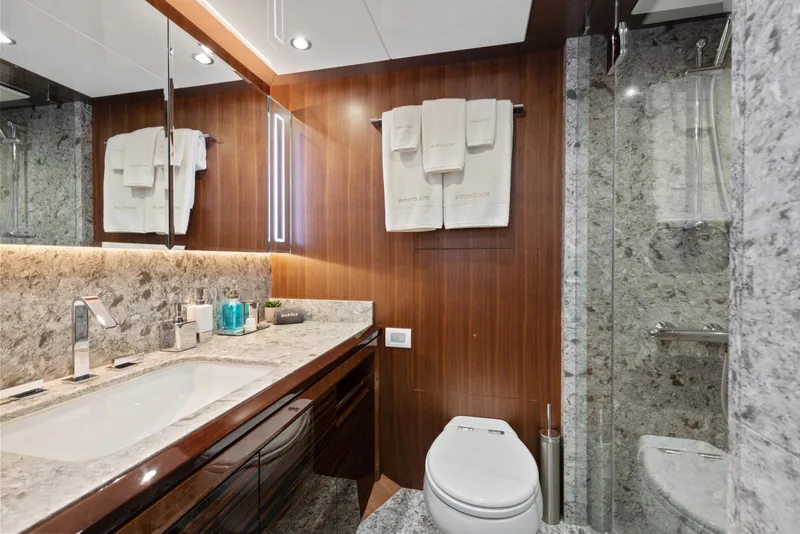 Slide: The Image of Luxuriöses Badezimmer mit Marmorwänden, moderner Dusche und eleganter Holzverkleidung. - 32