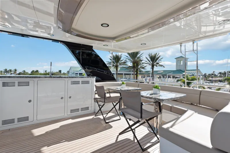 Slide: The Image of Die Ocean Alexander 36L von 2021 zeigt eine elegante Außenterrasse mit modernen Sitzgelegenheiten und einem Tisch. - 44