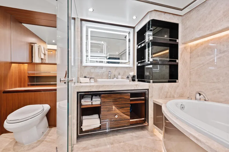 Slide: The Image of Luxuriöses Badezimmer mit Whirlpool, modernem Waschbecken und eleganten Holz- und Marmordetails. - 21