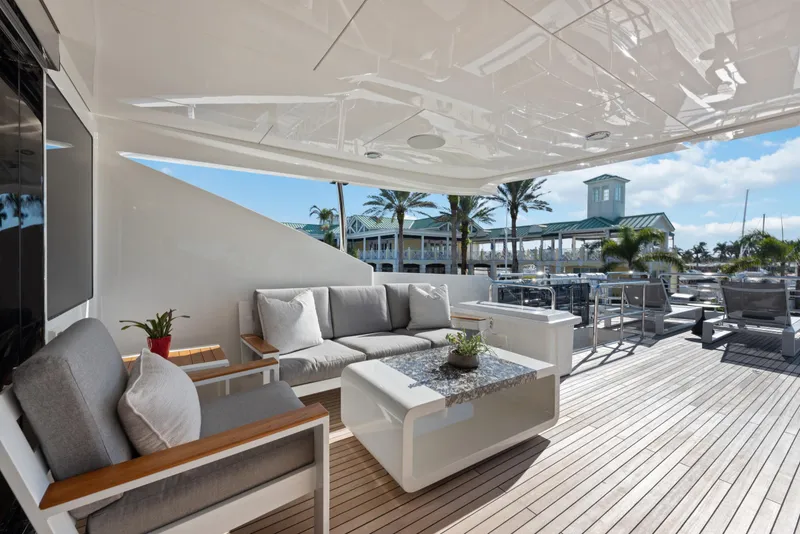 Slide: The Image of Die Ocean Alexander 36L von 2021 zeigt eine elegante Terrasse mit modernen Möbeln und einem malerischen Yachthafen im Hintergrund. - 43