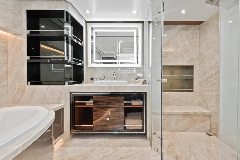 Slide: The Image of Luxuriöses Badezimmer mit Marmorwänden, großer Badewanne, Glasdusche und modernem Waschbeckenbereich. - 22