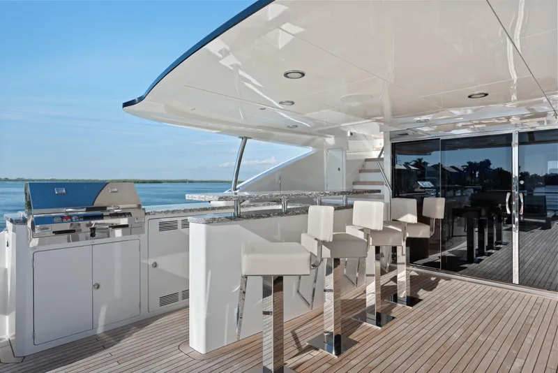 Slide: The Image of Die Ocean Alexander 36L von 2021 zeigt eine elegante Außenterrasse mit Barhockern und Grill. - 39