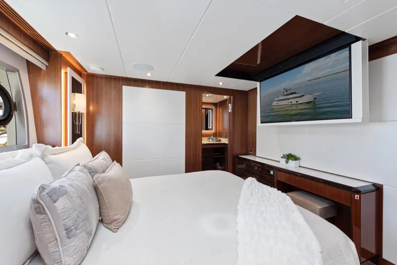 Slide: The Image of Luxuriöses Schlafzimmer mit großem Bett, Holzwänden und einem Flachbildfernseher an der Decke. - 19