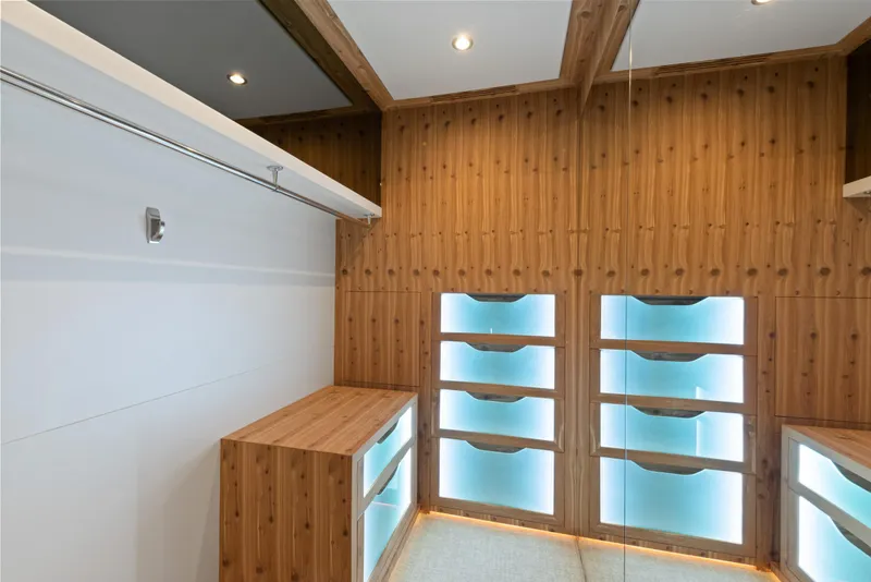 Slide: The Image of Ein luxuriöser, holzverkleideter Raum mit eingebauten Regalen und sanfter Beleuchtung. - 25
