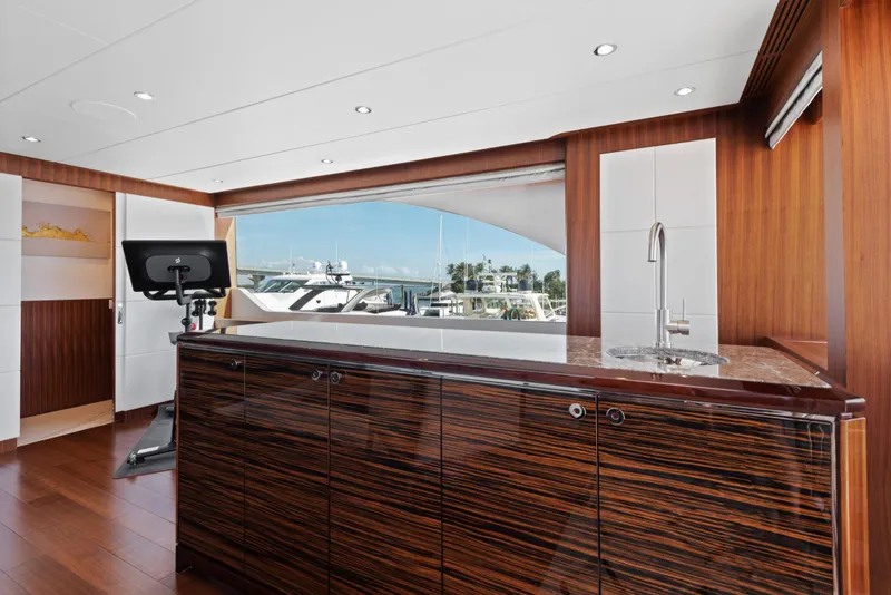 Slide: The Image of Die Innenansicht einer luxuriösen Yacht mit Holzverkleidung, einer großen Fensterfront und einer eleganten Arbeitsfläche. - 15