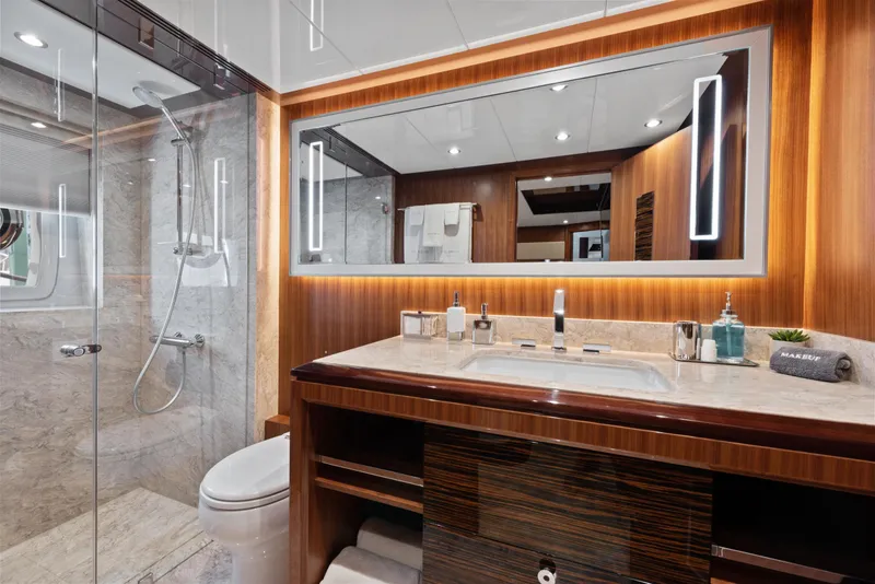 Slide: The Image of Luxuriöses Badezimmer mit Holzverkleidung, großer Spiegel, Dusche und Waschbecken auf einer Yacht. - 34