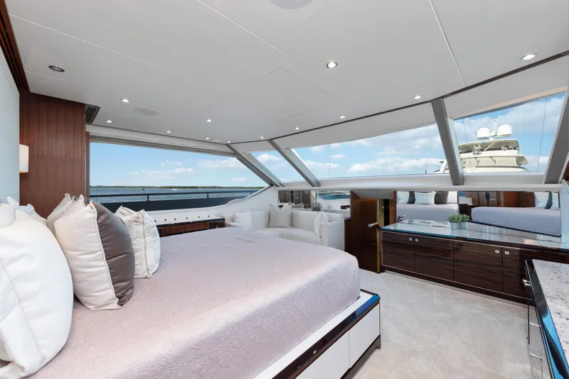 Slide: The Image of Luxuriöse Kabine mit großen Fenstern, einem großen Bett und eleganten Möbeln auf einer Yacht. - 20