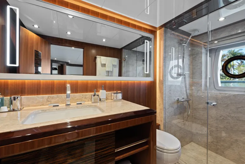 Slide: The Image of Luxuriöses Badezimmer mit Marmorwaschbecken, Holzverkleidung und großer Dusche auf einer Yacht. - 33