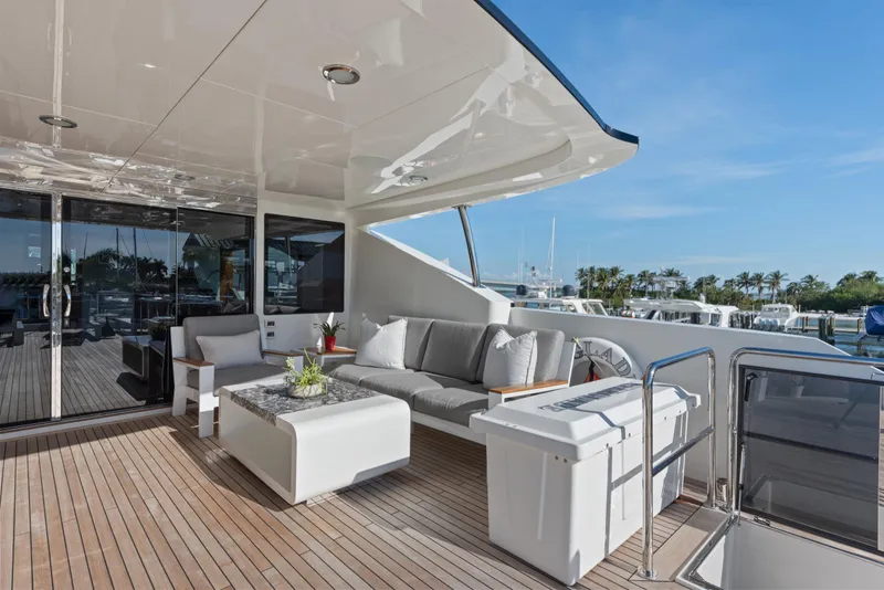Slide: The Image of Die Ocean Alexander 36L von 2021 zeigt ein elegantes Achterdeck mit komfortablen Sitzgelegenheiten und modernem Design. - 46