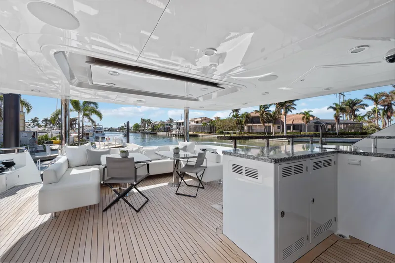 Slide: The Image of Luxuriöses Deck einer Ocean Alexander 36L Yacht mit eleganten Sitzgelegenheiten und Blick auf das Wasser. - 41