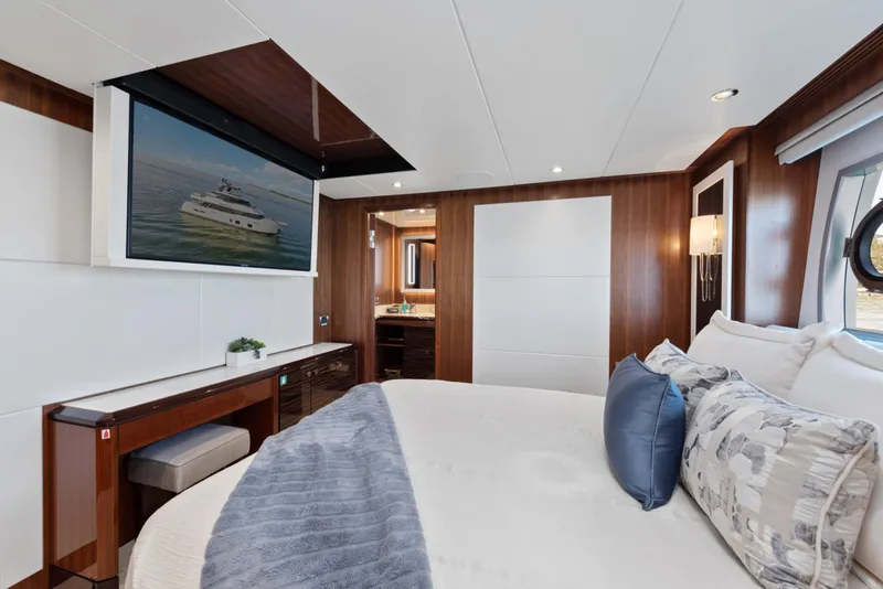 Slide: The Image of Luxuriöse Kabine mit großem Bett, Holzwänden und einem Fernseher. Fenster bieten Blick auf das Meer. - 30