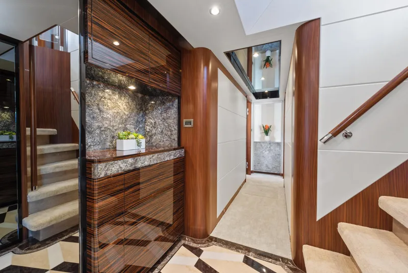 Slide: The Image of Luxuriöser Innenraum einer Ocean Alexander 36L Yacht von 2021 mit eleganten Holzverkleidungen und Marmordetails. - 27