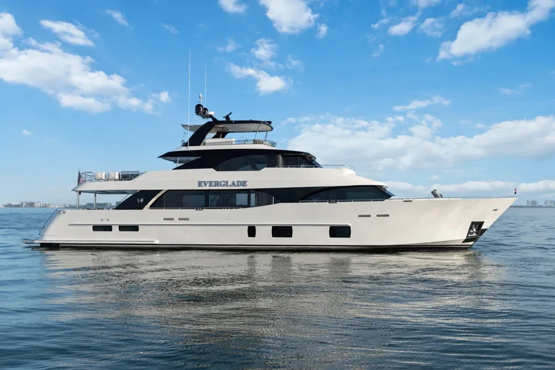 The Image of Eine luxuriöse weiße Yacht, die ruhig auf dem Wasser schwimmt, mit einem klaren blauen Himmel im Hintergrund. - 0