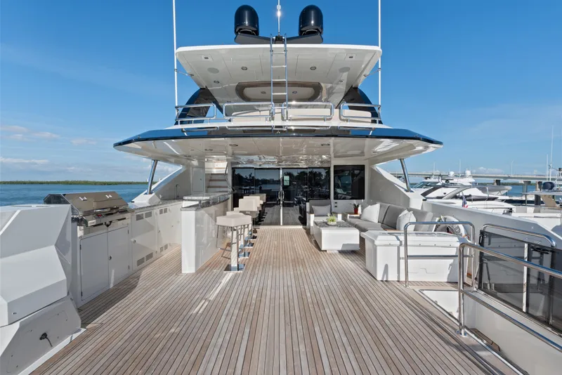 Slide: The Image of Die Ocean Alexander 36L von 2021 zeigt ein geräumiges Deck mit eleganten Sitzbereichen und moderner Ausstattung. - 35
