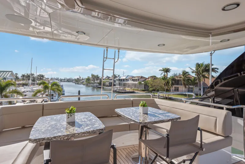 Slide: The Image of Die Ocean Alexander 36L von 2021 bietet eine elegante Terrasse mit Marmortischen und Blick auf das Wasser. - 45