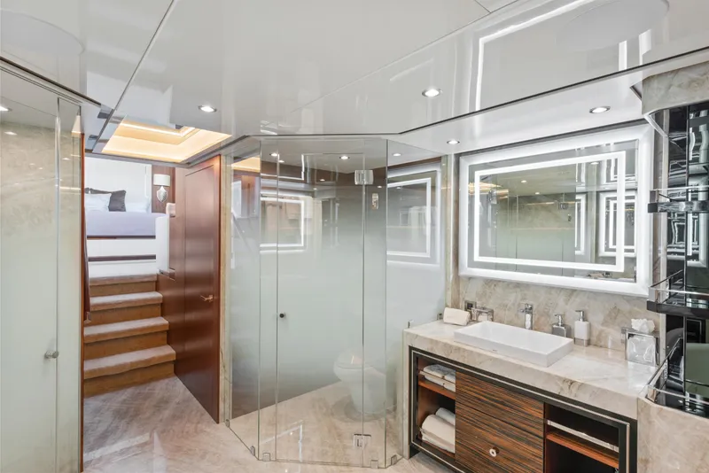 Slide: The Image of Luxuriöses Badezimmer mit Glasdusche, modernem Waschbecken und beleuchtetem Spiegel auf einer Yacht. - 23