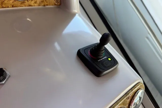 Slide: The Image of Joystick control on 2006 Formula 40 Performance Cruiser dashboard. - 22