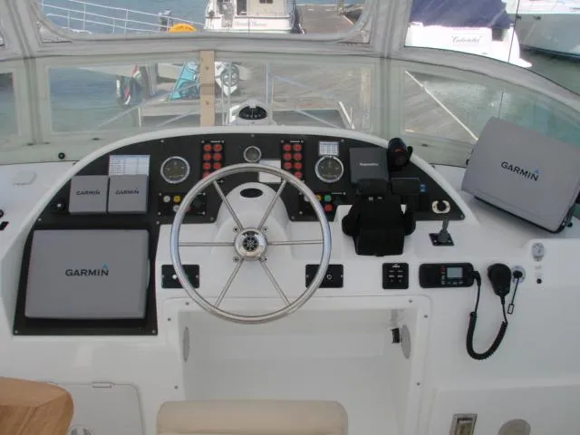 Slide: The Image of Das Bild zeigt das Steuerhaus eines Beneteau Swift Trawler 42 von 2005 mit Garmin-Elektronik. - 25