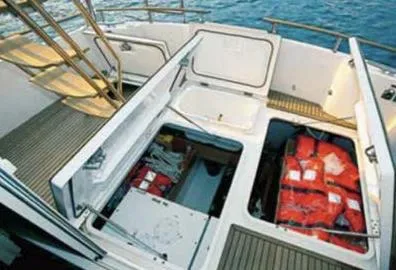 Slide: The Image of Das Bild zeigt das Deck eines Beneteau Swift Trawler 42 von 2005 mit geöffneten Stauräumen. - 34