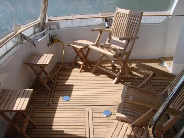 Slide: The Image of Holzdeck mit Klappstühlen auf einem Boot, umgeben von transparenten Abdeckungen. - 33