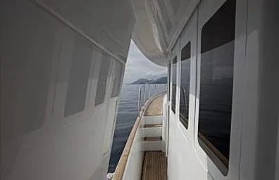 Slide: The Image of Seitendeck eines Beneteau Swift Trawler 42 von 2005 mit Blick auf das Meer. - 30